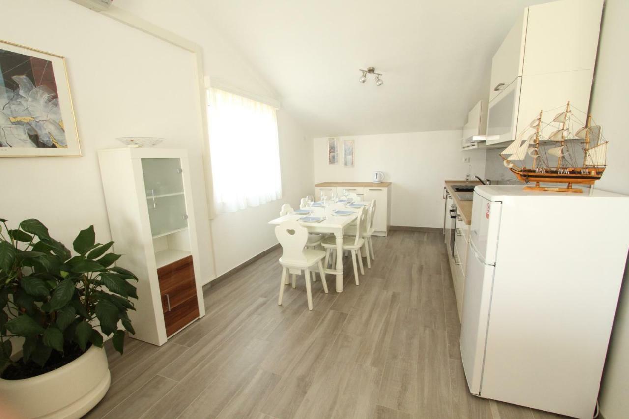 Kuca-Eldic Apartman Rogoznica Kültér fotó