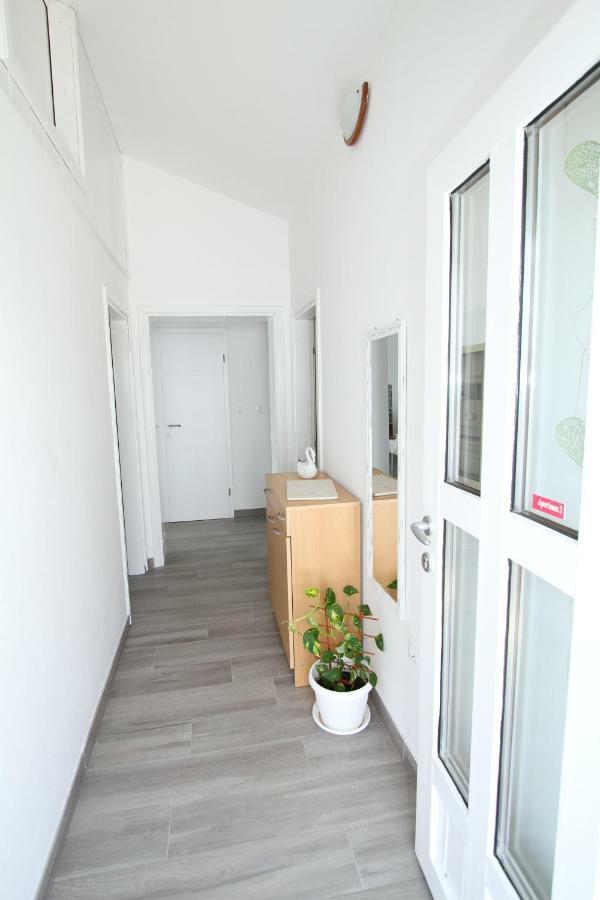 Kuca-Eldic Apartman Rogoznica Kültér fotó